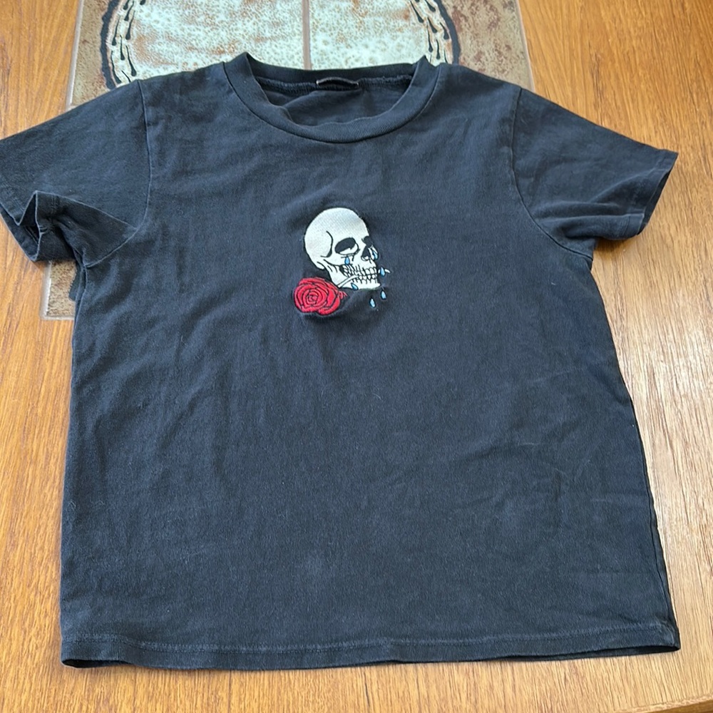 brandy melville tee shirt John Galt California skull rose tears